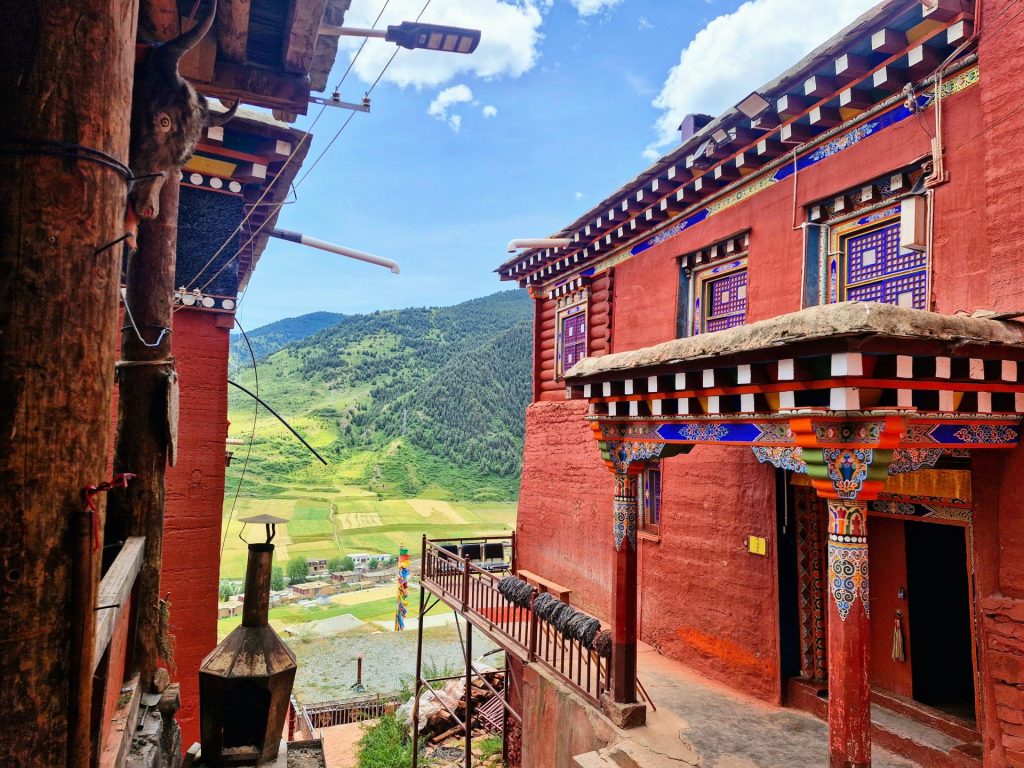 Voyage au Tibet temple du monastère de Dzongsar dans le Sichuan