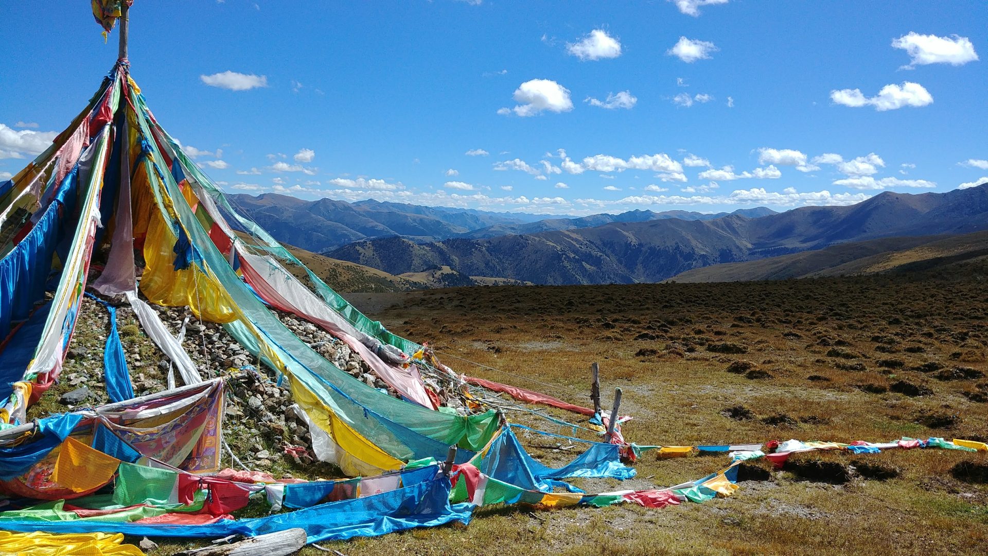Voyage au Tibet randonnée vers col avec drapeaux a prière tibétains