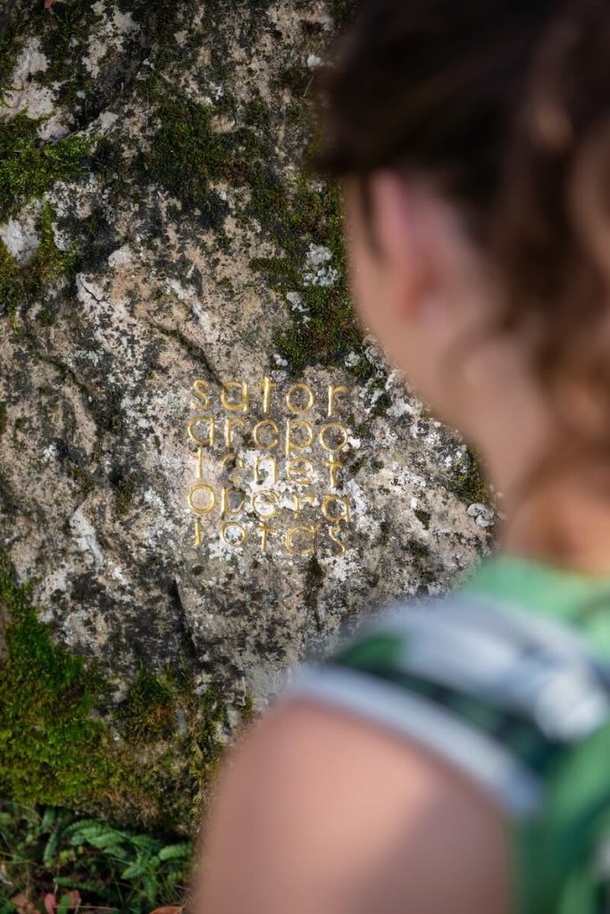 Inscription dorée à la feuille d'or d'herman de vries gravée sur roche - Œuvre d'art in situ collection musée Gassendi