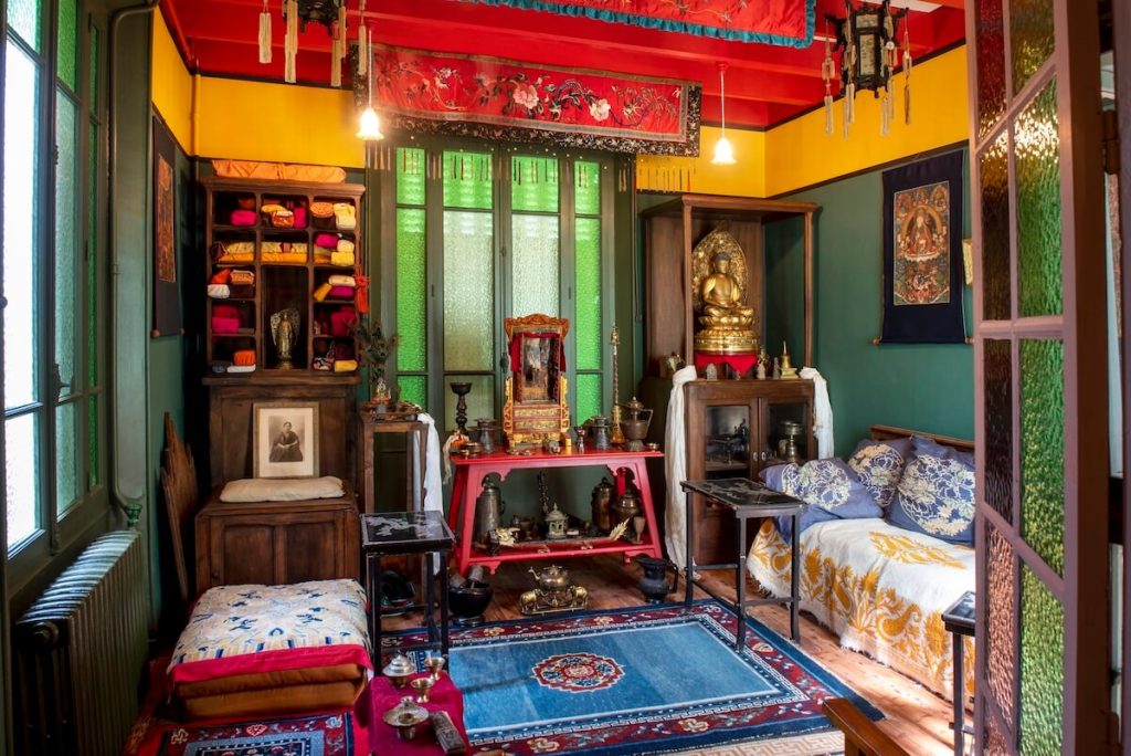 Chambre tibétaine authentique dans la Maison Alexandra David-Neel à Digne-les-Bains - Visite culturelle séjour Chemins d'art