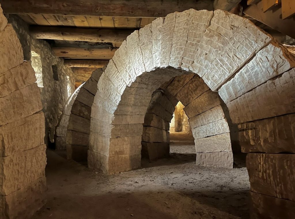 Arches de pierre du Refuge d'Art Ferme Belon d'Andy Goldsworthy - Sculpture monumentale collection musée Gassendi Digne