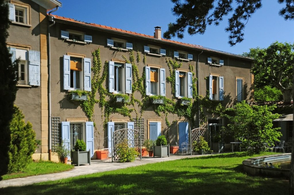 Façade de la Villa Gaia, hôtel de charme 3 étoiles à Digne-les-Bains - Hébergement séjour Chemins d'art Haute-Provence