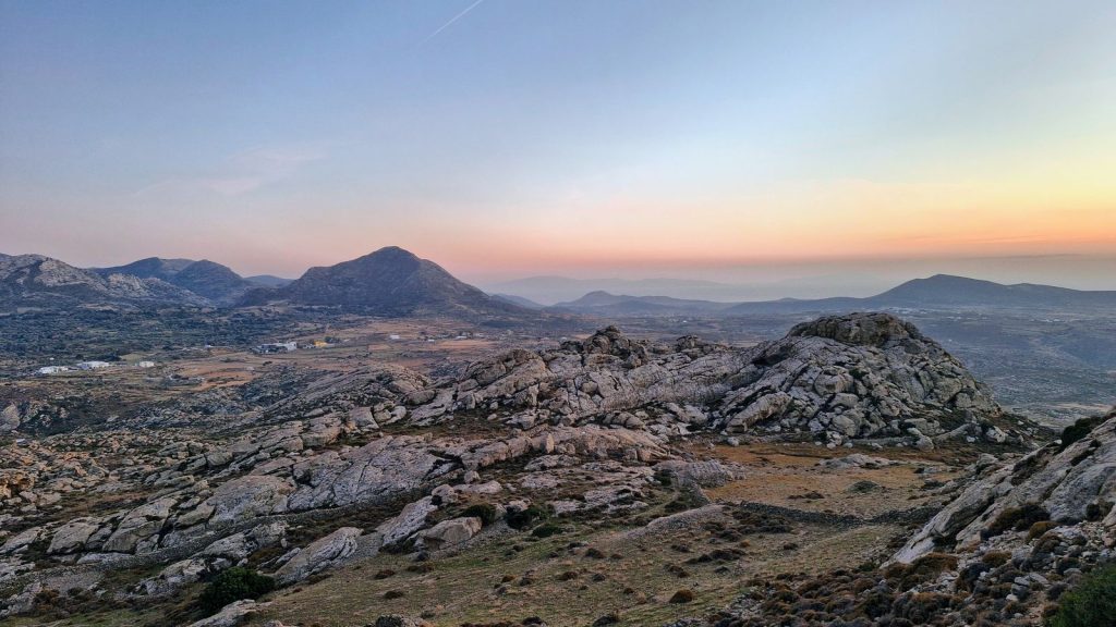 Coucher de soleil sur la plaine de la Tragea vu depuis la forteresse d'Apano Kastro, Naxos