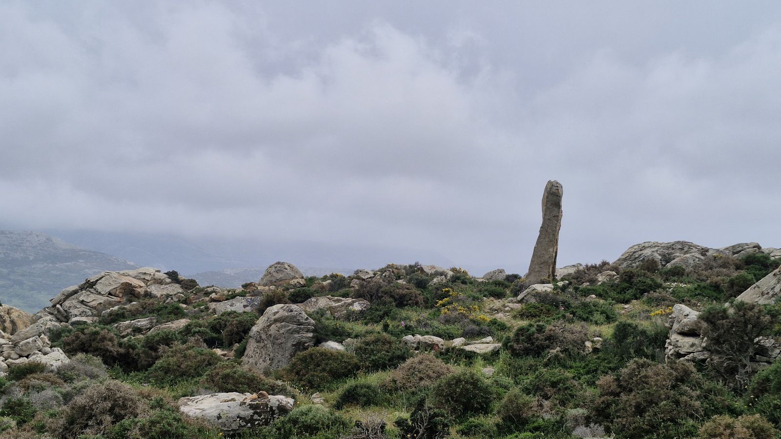 Menhir dressé marquant l'entrée du cimetière géométrique de Tsikalario, dans la garrigue de Naxos