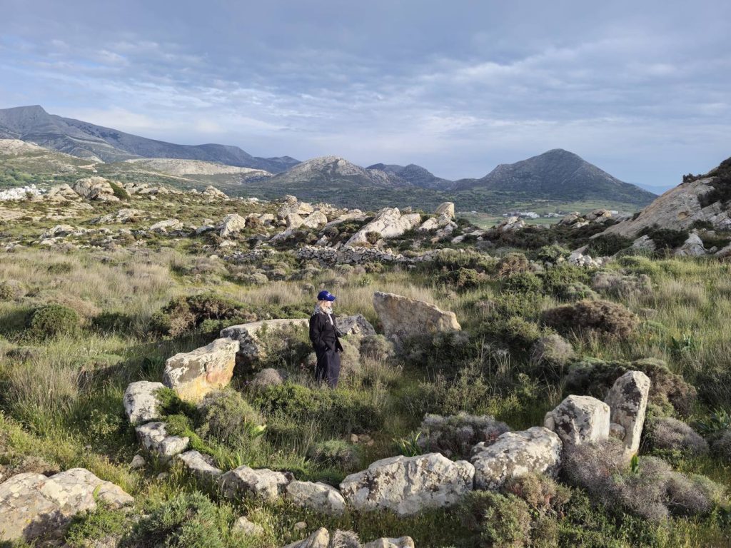 Randonneuse au centre d'un tumulus circulaire du cimetière géométrique de Tsikalario, Naxos