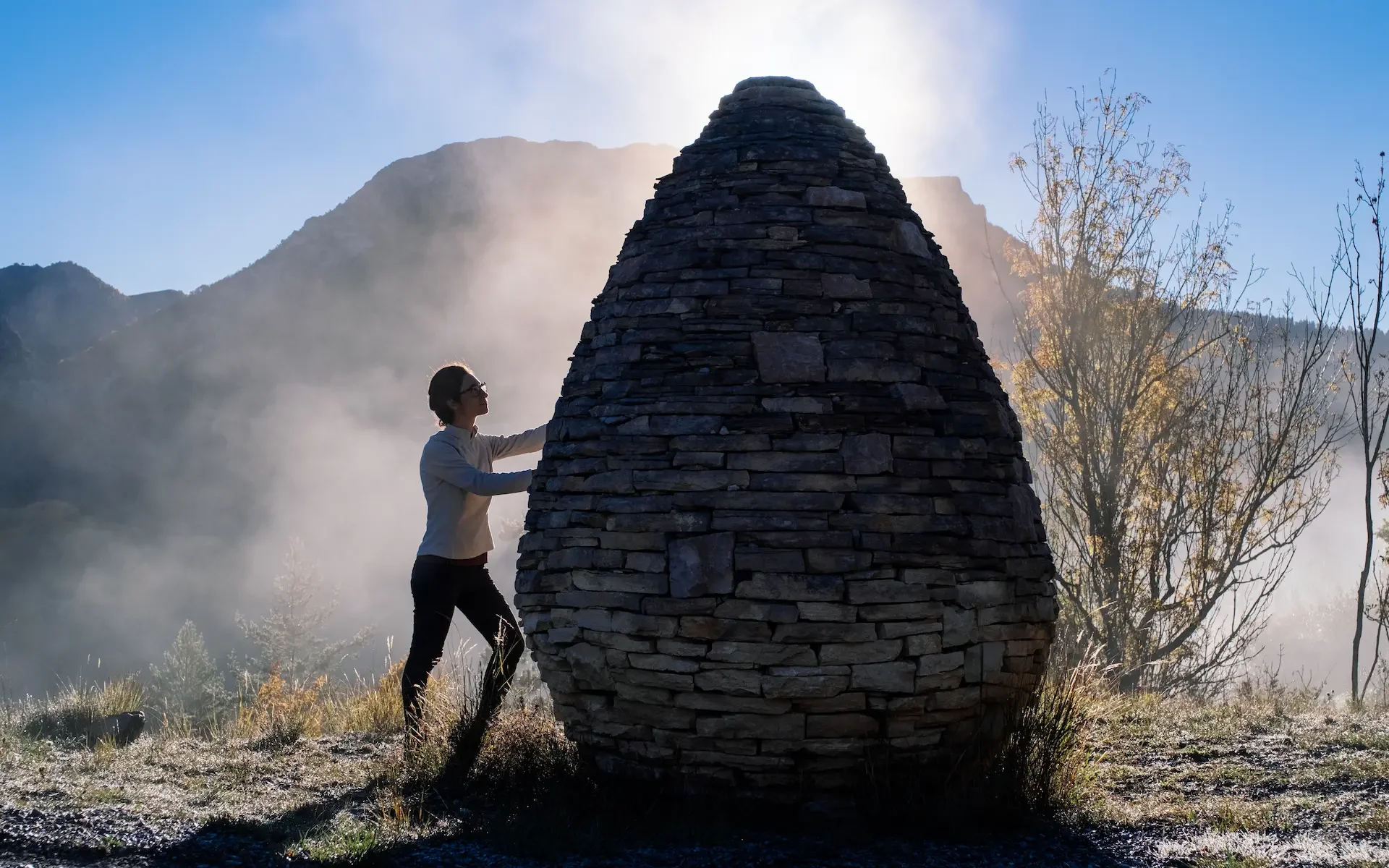 Andy Goldsworthy's Sentinelle Vallée du Vançon, a dry-stone cairn in the morning mist, Musée Gassendi mountain art collection, Haute-Provence