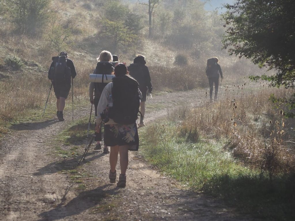 Small group of walkers on the Refuge d'Art trail near the col de la Croix de Veyre, art hiking tour in the Alpes-de-Haute-Provence