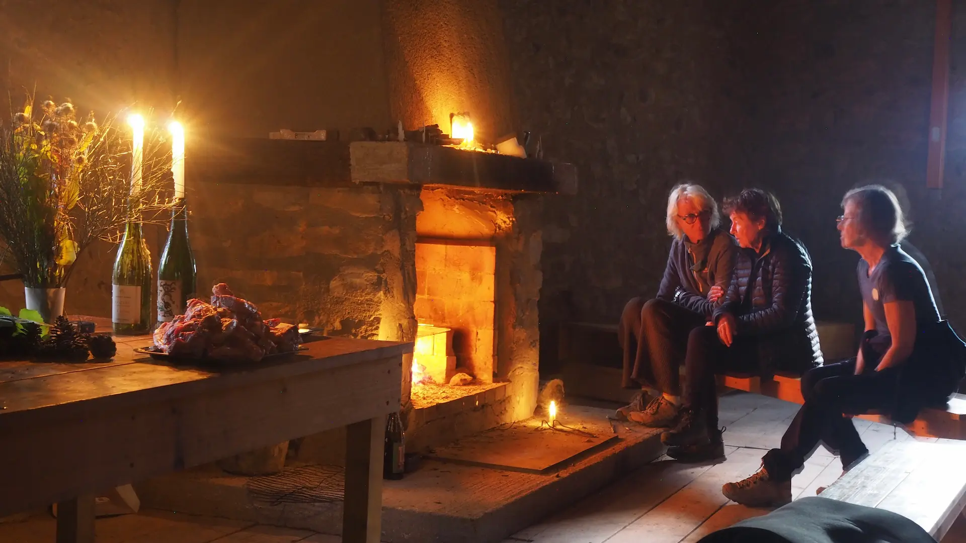 Soirée dans le Refuge d'Art de la ferme Belon, œuvre d'Andy Goldsworthy, repas au feu de bois lors d'une randonnée art en montagne en Haute-Provence