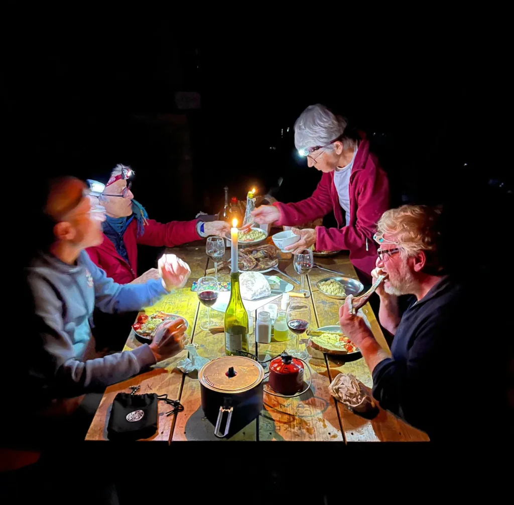 Gruppe beim Abendessen bei Kerzenlicht im Refuge d'Art Ferme Belon