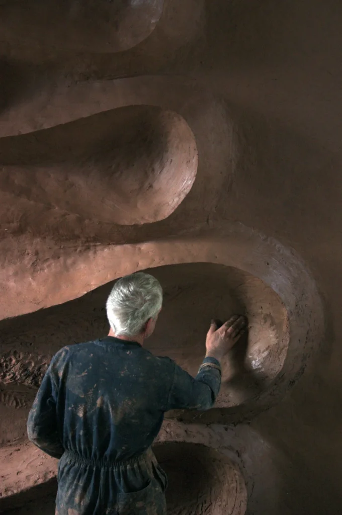 Andy Goldsworthy formt mit bloßer Hand die Lehmwand im Refuge d'Art Vieil Esclangon, La Javie, Haute-Provence, 2005
