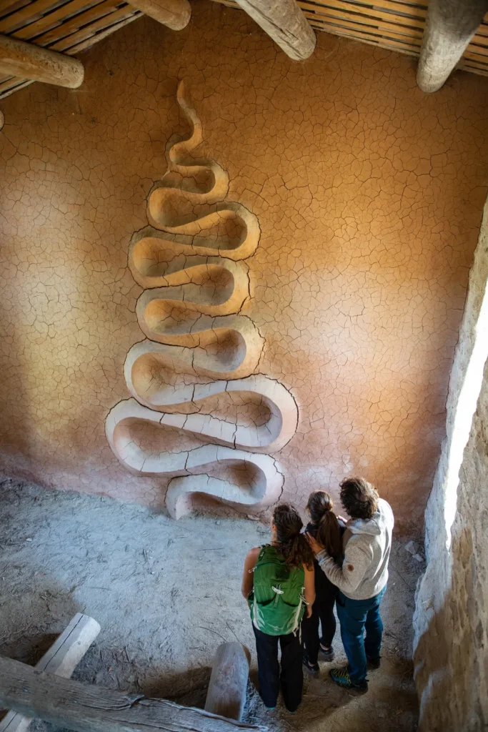 Zwei Besucher vor Andy Goldsworthys Lehmrelief im Refuge d'Art Vieil Esclangon, La Javie
