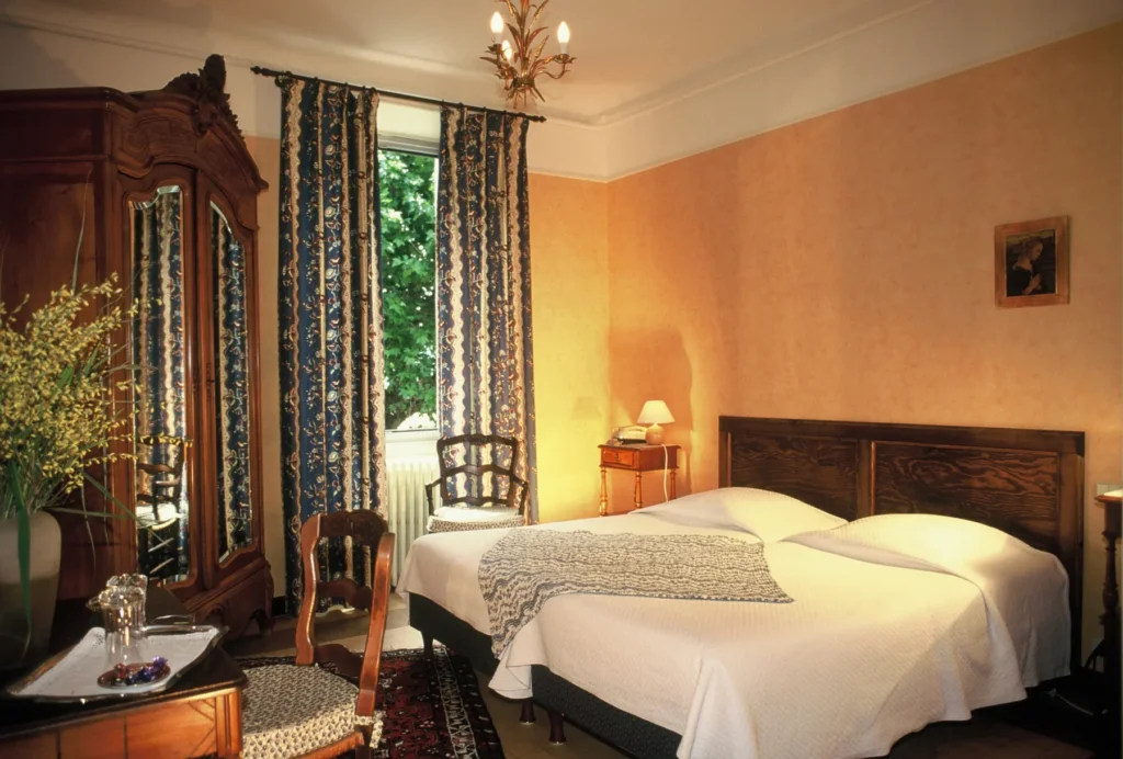 Zimmer in der Villa Gaia, einem Herrenhaus von 1730 bei Digne-les-Bains, mit provenzalischen Nussbaummöbeln